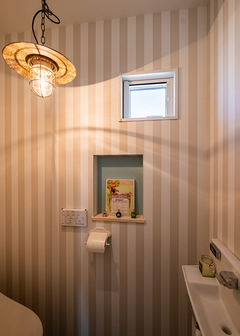 ストライプの壁紙とブルーのニッチがアクセント