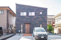 外壁は屋根材を使用。耐久性も魅力