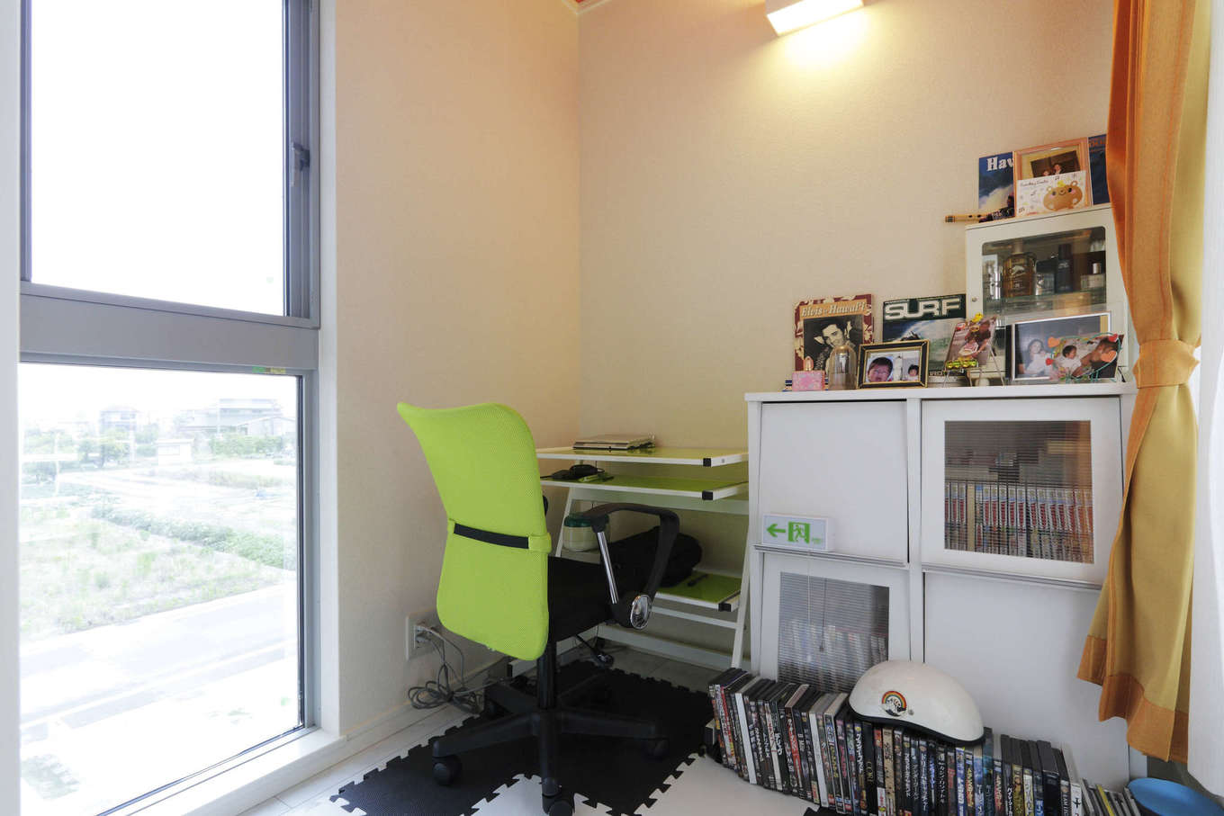 吉川住建【1000万円台、デザイン住宅、建築家】主寝室から続く書斎。南に面した窓が大きく、北側もバルコニーと隣接して明るい