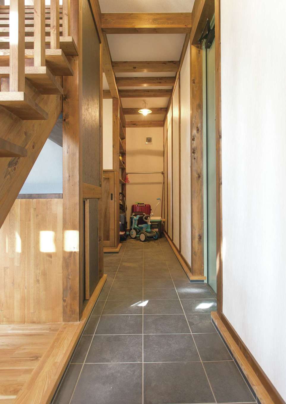 サイエンスホーム【デザイン住宅、自然素材、間取り】ベビーカーやアウトドアグッズもすっぽり収まる土間収納