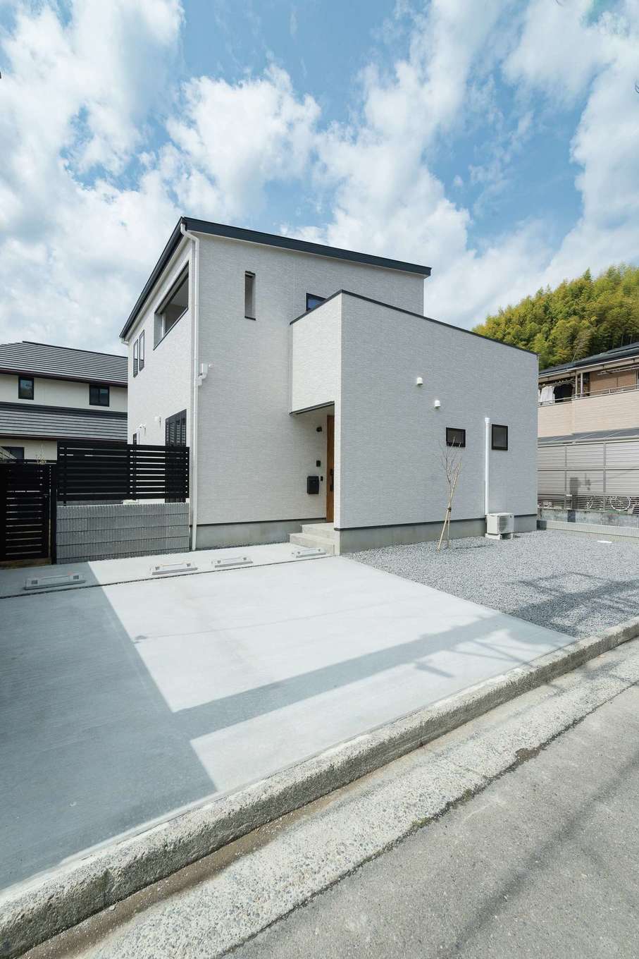 アイワホームサービス【収納力、間取り、ペット】白で統一した外観。玄関ドアは通りから見えないよう配慮。愛犬のドッグランとして用意したテラスデッキや庭も、プライベート空間なのでリラックスして遊べる