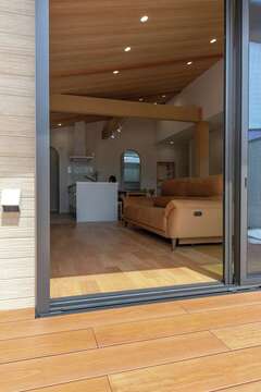 リビングとデッキの床はフラットに。日差しの下でも熱くなりにくく耐久性のあるデッキ材は、夫婦で探して取り入れてもらった素材