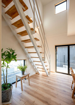 吹き抜け、スケルトン階段、地窓と視線が抜けを計算したつくりがいっそうの開放感をプラス