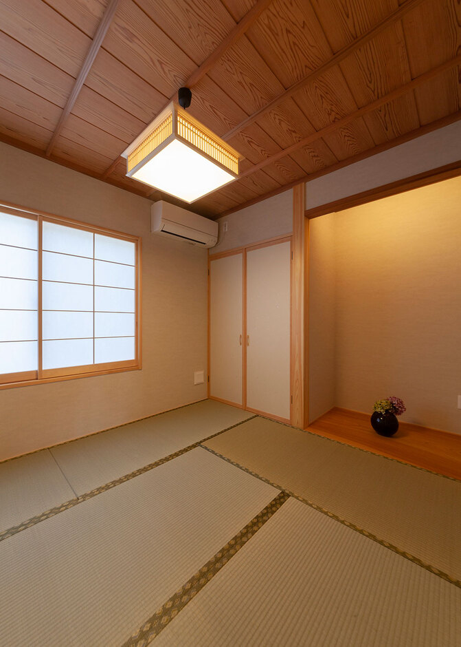 和室の天井部分は、天井板を羽重ね張りで張ったイナゴ天井に