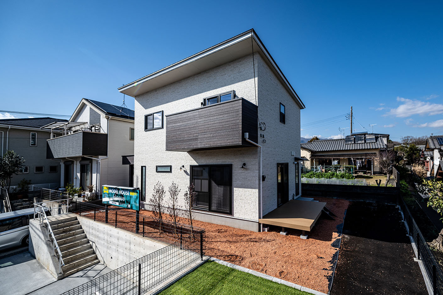 OWN RESORT HOME（オウンリゾートホーム）【デザイン住宅、趣味、インテリア】白い石積みのテクスチャーが存在感を醸し出す、独創的な外観。広い庭の一角には家庭菜園をつくり、「庭育」を楽しんでいる。2階からは美しい駿河湾の眺望も楽しめる