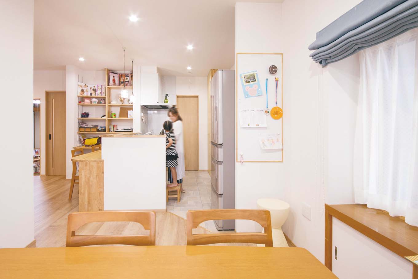 内田建設｜キッチン隣のパントリーからは、ウォークインクローゼット、廊下へと通り抜けできる