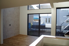 大きな開口部から差し込む自然光が、住まい全体をやさしく包み込む空間。