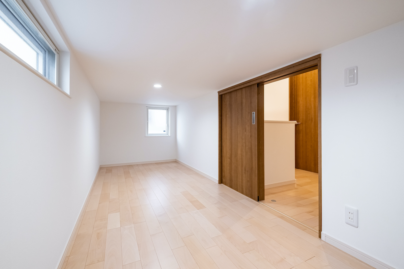 イデキョウホーム【デザイン住宅、収納力、省エネ】小屋裏内部。レジャー用品や季節家電などの使用頻度が低いアイテムを片付けやすく、取り出しやすい大容量収納。制限内であれば延床に含まれないのもポイント！