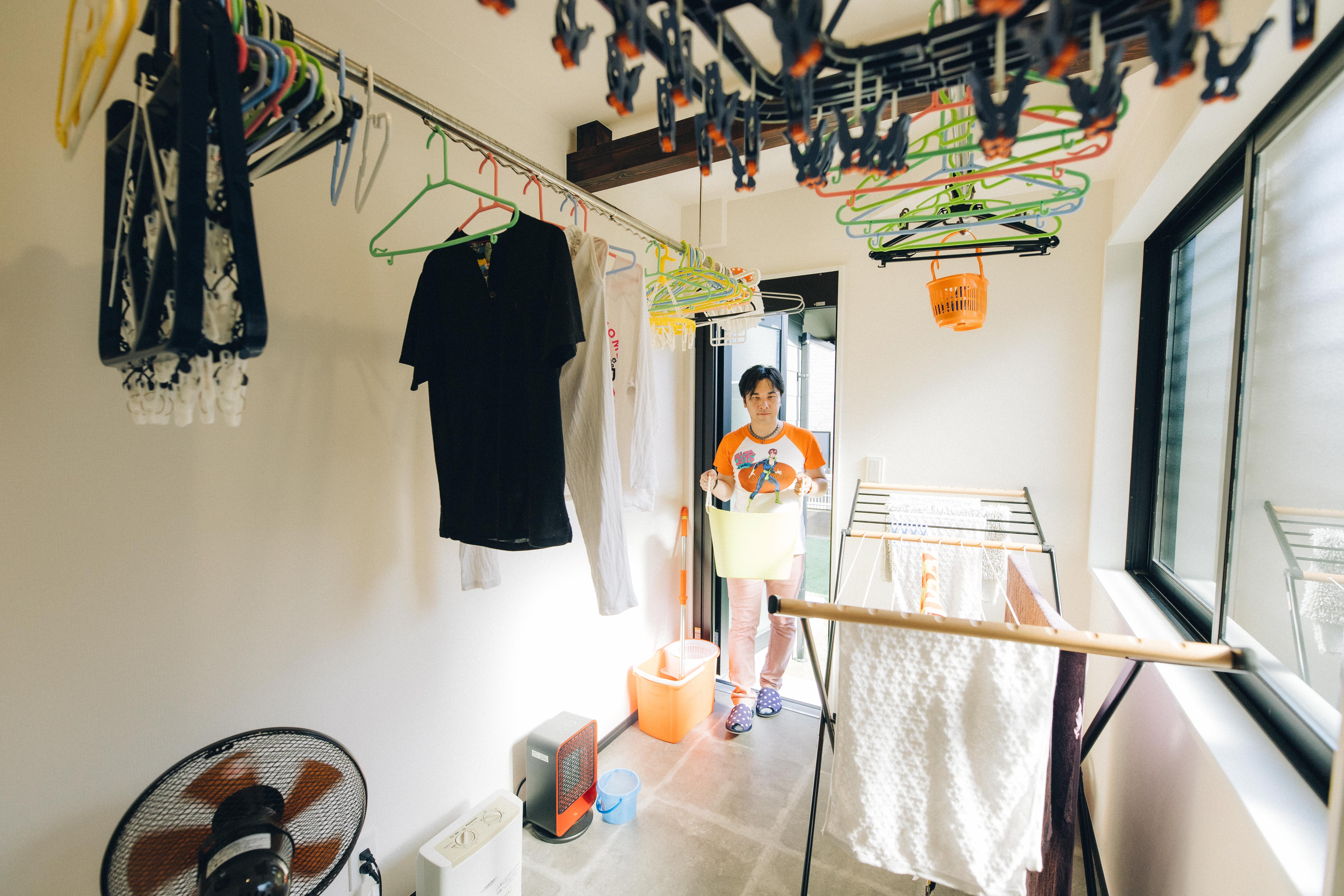 スタジオCoCo-Li｜共働きのため、家事は出来るだけスマートに。洗面脱衣室の南側に3畳の物干し場。1階にあるお風呂と洗面脱衣室で洗った物を2階のバルコニー に干す、従来の方法から脱却です。家事時間がスマートになると、みんなの時間と趣味の時間が多く取れます。