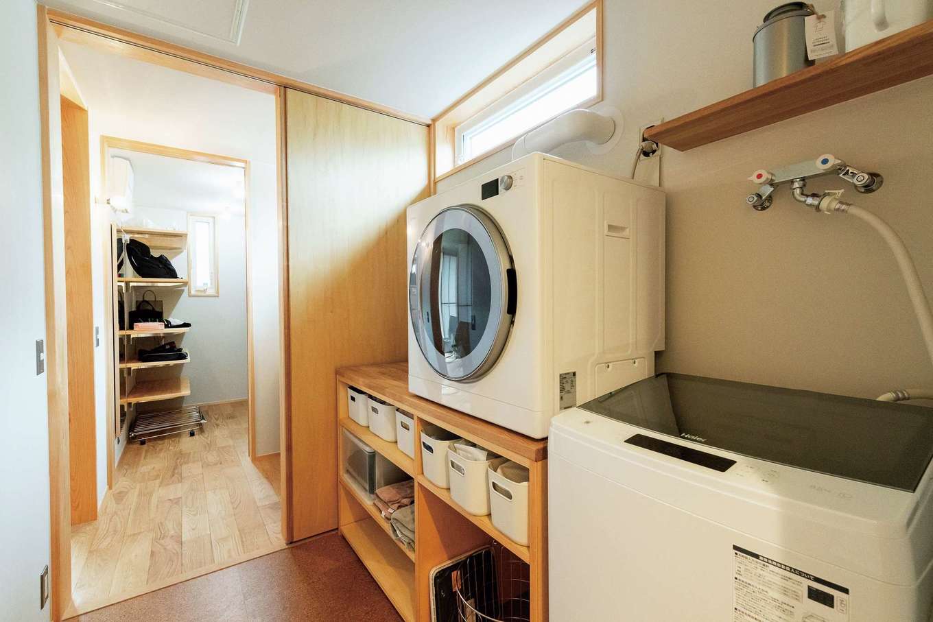 仲田工務店【趣味、間取り、平屋】脱衣所の先には洗面を挟んでクローゼットが。洗濯から収納までの流れが最短で完結でき、身支度も便利