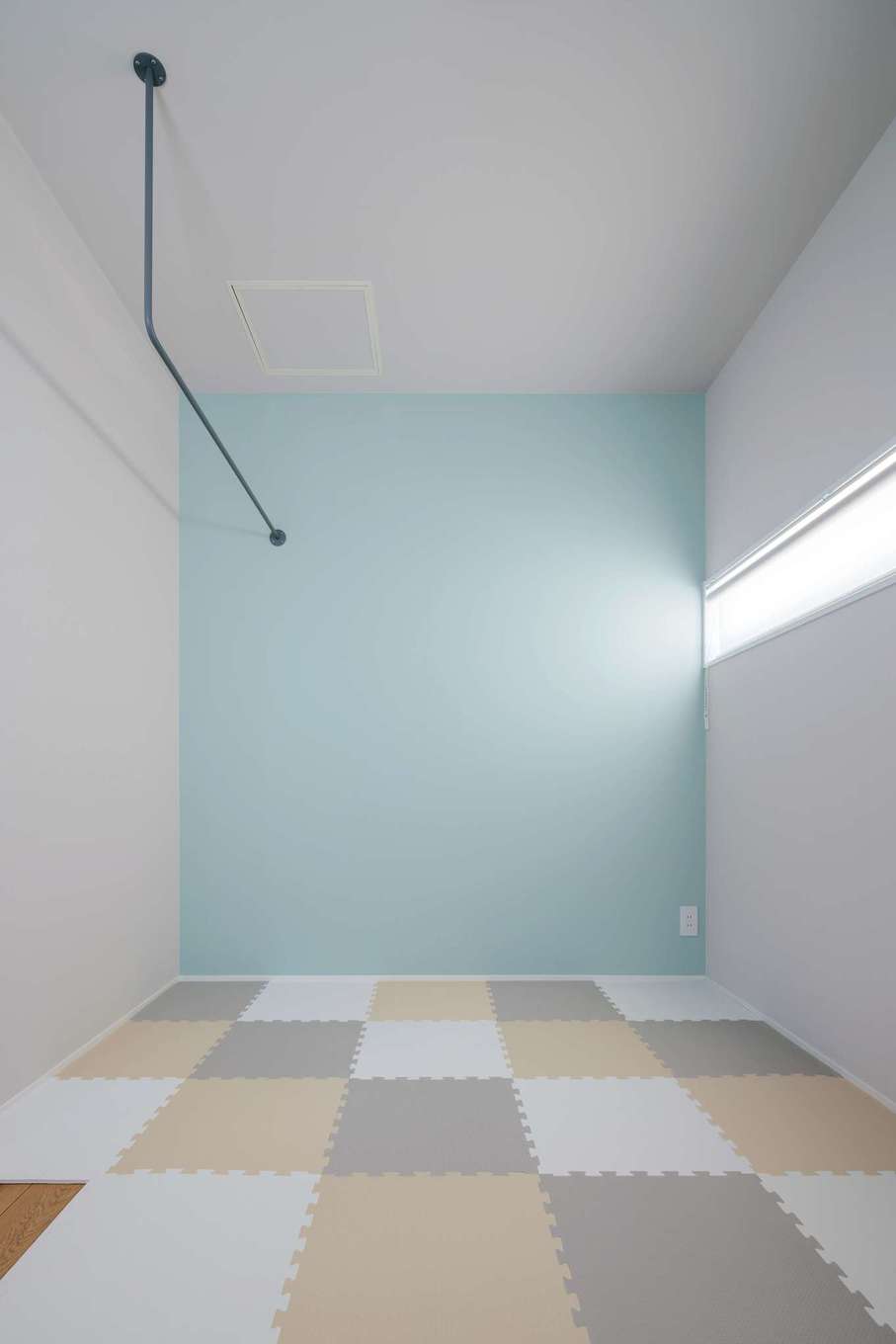 tact design firm【デザイン住宅、子育て、間取り】ハンガーバーを取り付けた2 階洋室