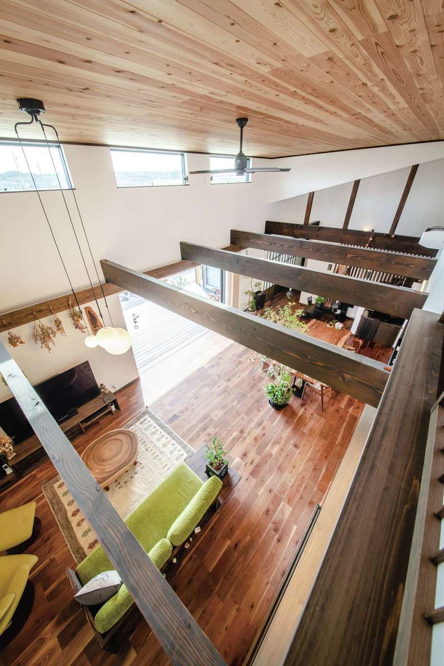 丸洋建設 ハウスオブハウス【デザイン住宅、自然素材、平屋】木と漆喰の素材感が心地いいLDK。窓の位置と大きさを工夫して、たっぷりの光と風を招き入れている