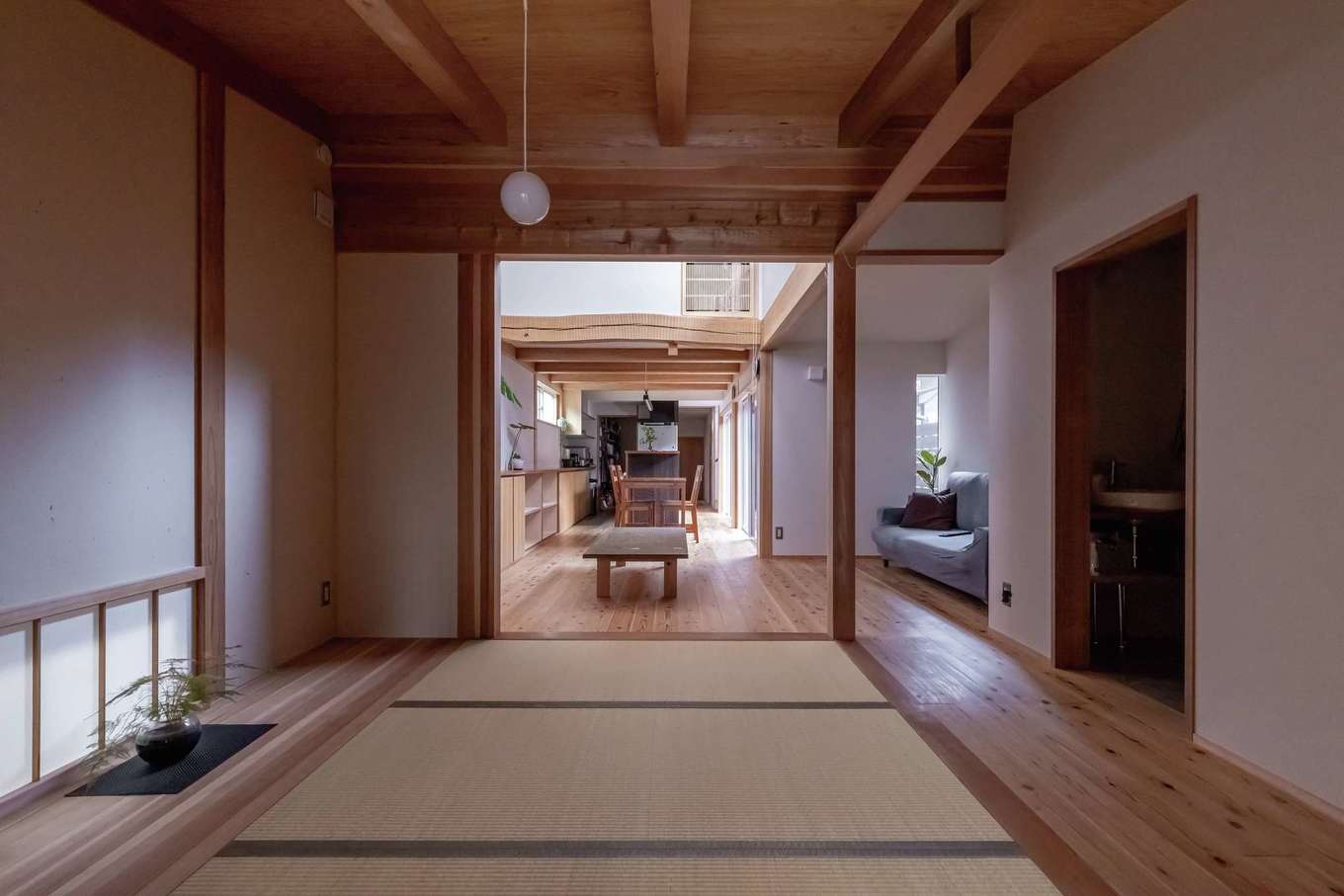 石牧建築【趣味、自然素材、省エネ】将来は1階で生活を完結できるよう、寝室として使える和室を用意