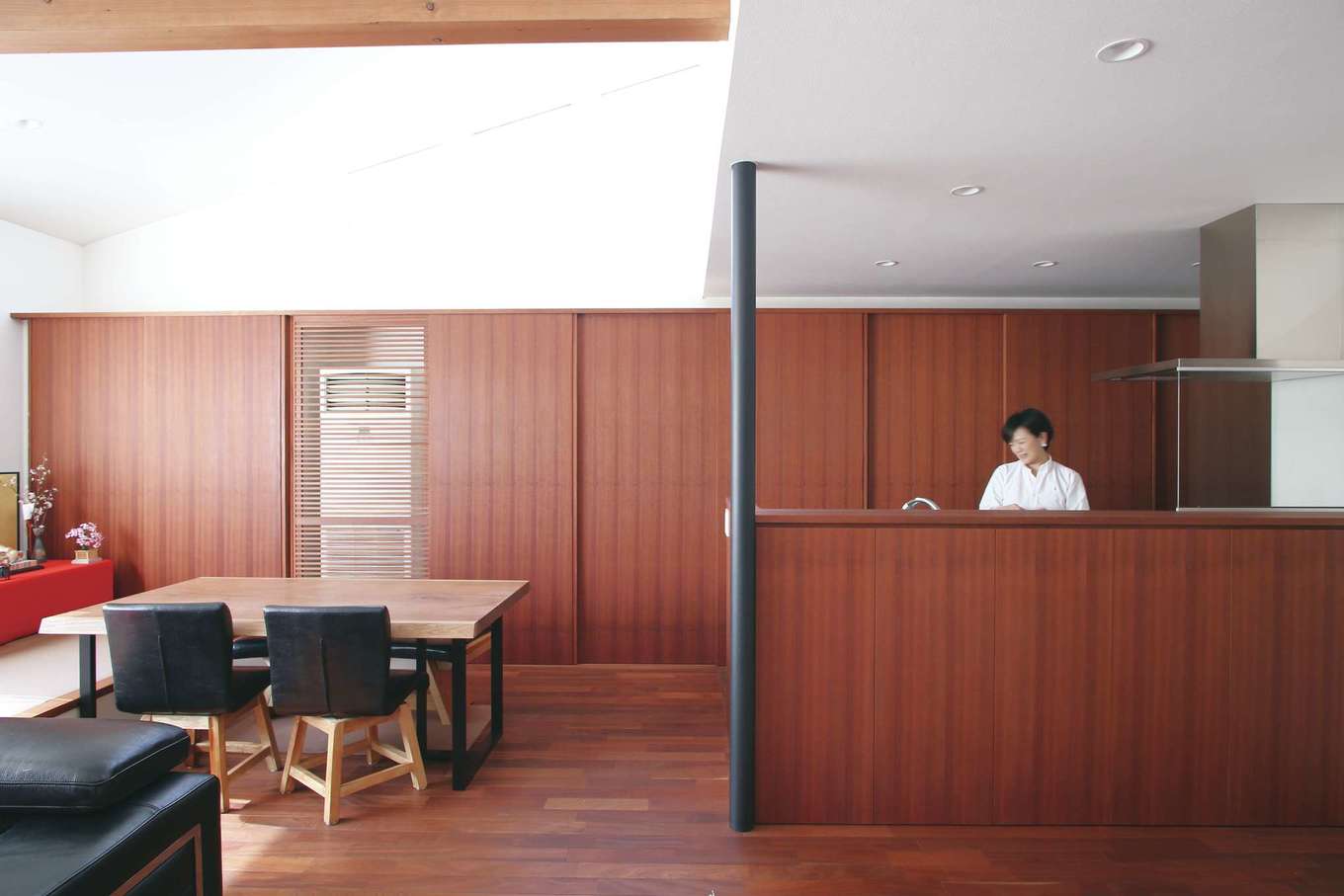 神谷綜合建設 カミヤの家【デザイン住宅、収納力、二世帯住宅】キッチン＆ダイニングスペース。背面は幅8m一面が収納になっていて、かっこよさと暮らしやすさを両立している。前の家で使っていたお気に入りの巨大エアコンも違和感なく組み込むことに成功した