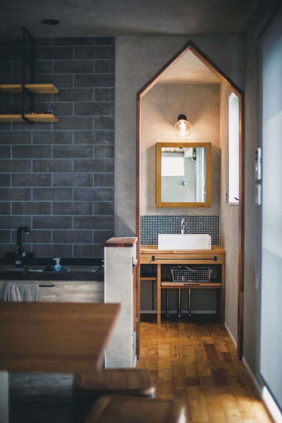 SEVEN HOUSE/セブンハウス【デザイン住宅、趣味、インテリア】キッチンからサニタリーへ続く短い動線。垂れ壁を三角屋根の形にして遊び心を演出