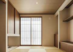 玄関を入ってすぐのところにある客間の和室。障子を開けると縁側とつながり、近所の人たちとの交流の場にも。吊り押し入れの下には玉石を敷き詰めた