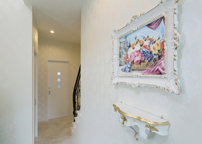 金色の額縁に、美しい花の絵画が似合う、上品な玄関