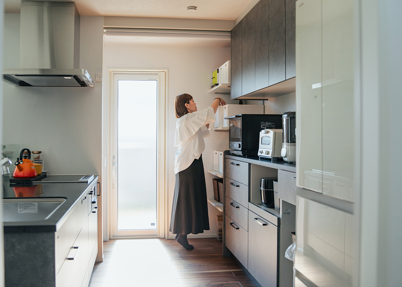 アイ工務店【子育て、間取り、平屋】リビングから見えない位置にパントリーをしつらえ、生活感を出さないように設計して