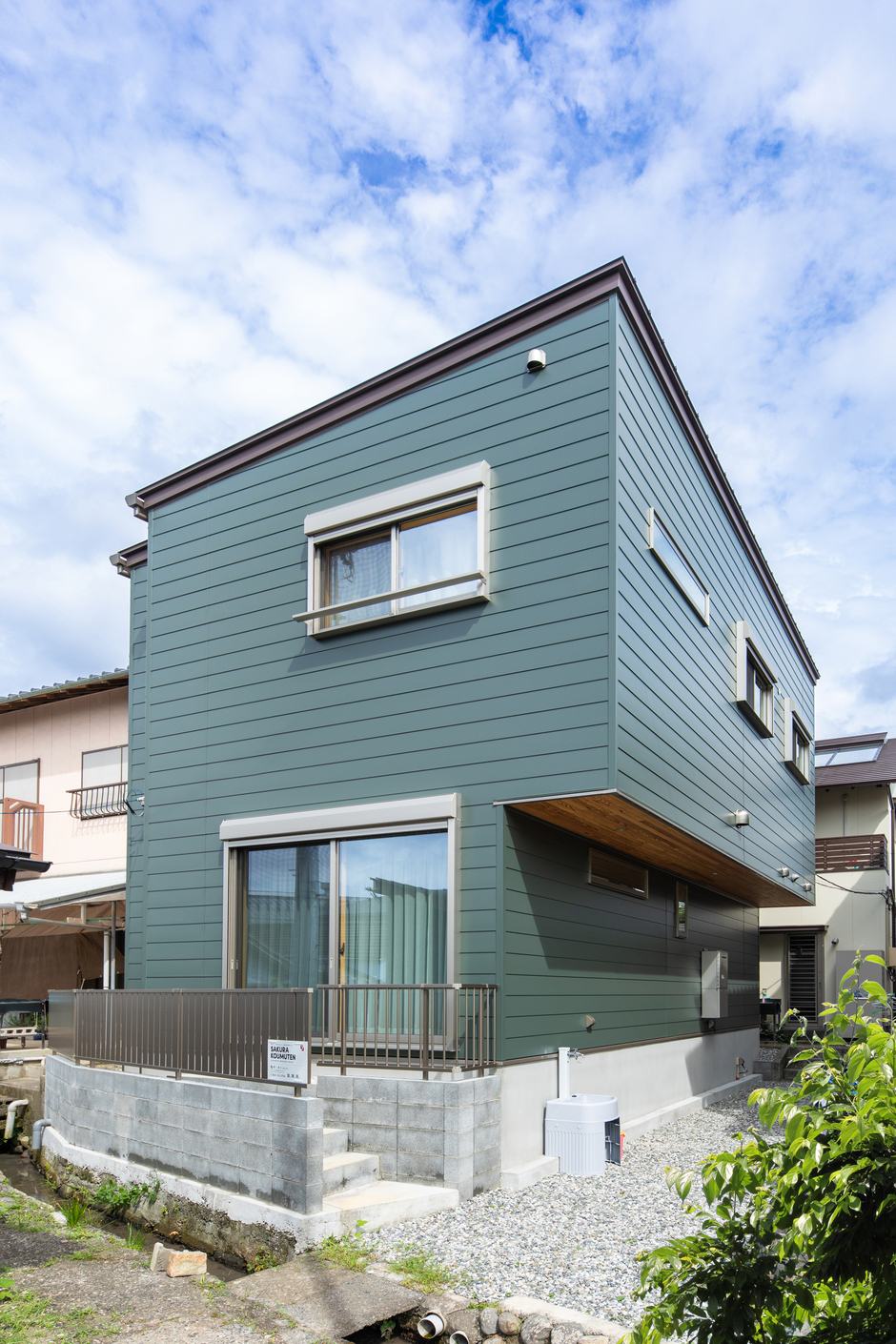 櫻 工務店【自然素材、狭小住宅、間取り】外壁はシンプルながらモダンなイメージのグリーン系金属サイディングに。断熱材が挟み込まれているため断熱効果が高く、メンテナンスもしやすい