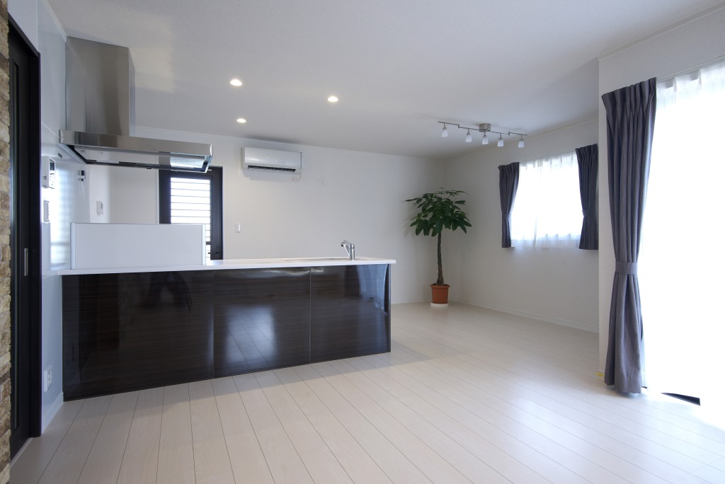 メテックス建築事務所【1000万円台、子育て、省エネ】ステンレスのレンジフード、ガラスのレンジガード、まさにインテリアの一部として魅せるキッチン