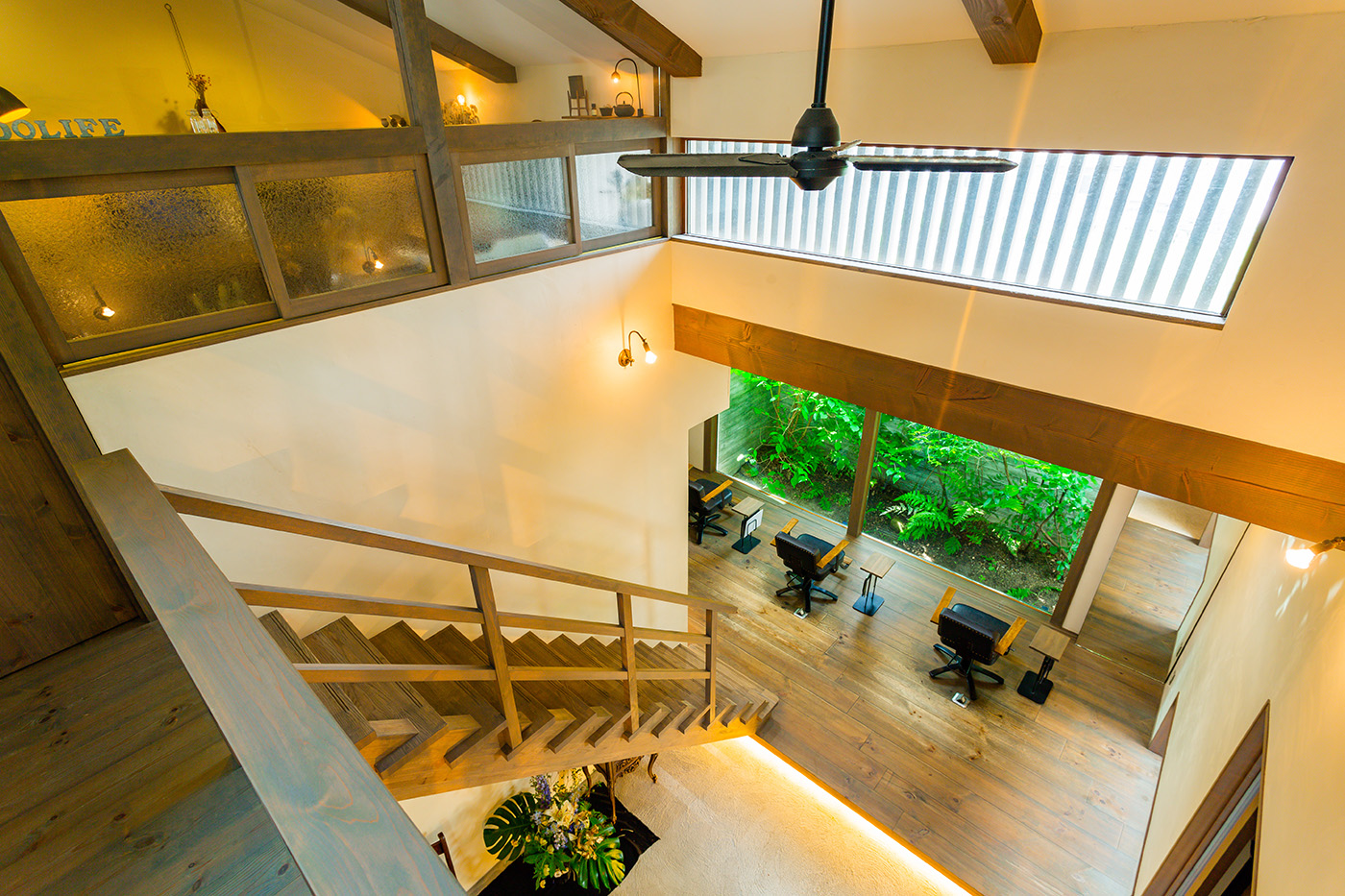 温戸ライフ【自然素材、間取り、インテリア】併設の美容院スペース。吹き抜けが開放的な唯一無二の癒し空間