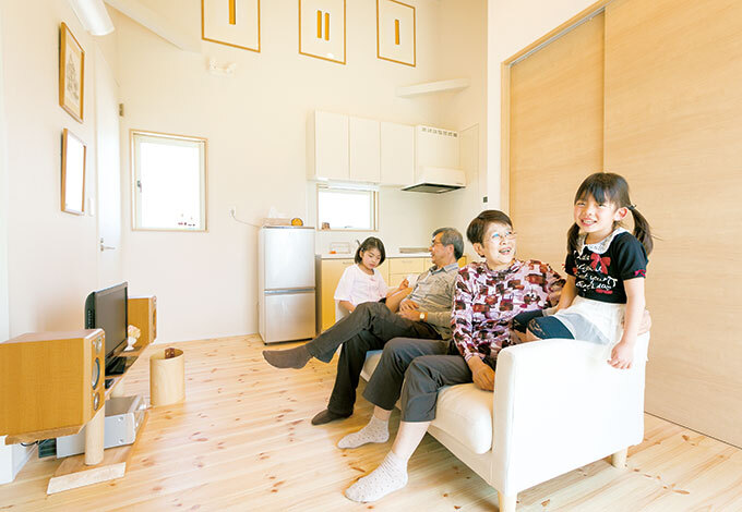 生活リズムの違いを吸収することと、移動の負担を減らすことを目的に、簡易的なキッチンやトイレを用意。壁の色や照明は、絵画などを飾ることを考えてセレクトした