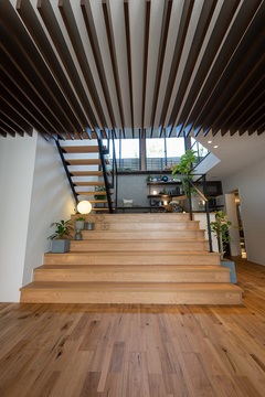 階段を上ると、家族のイドコロとなるステージリビングが登場します。シースルー階段とインナーグリーンが１階と２階を緑豊かに繋ぎます。階段下のピットリビングは、お子様の秘密基地です。