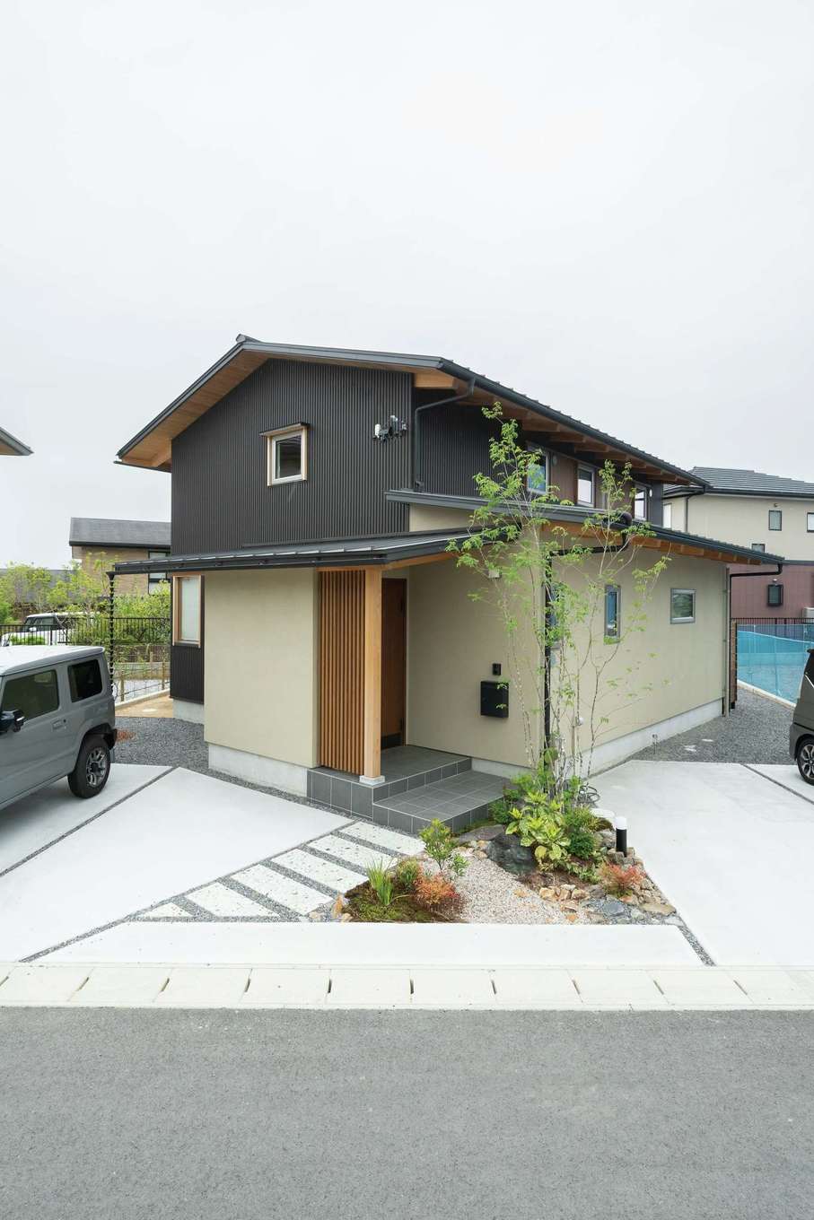 石牧建築【子育て、収納力、自然素材】外壁にガルバリウム・塗り壁・板張りを組み合わせた外観デザイン