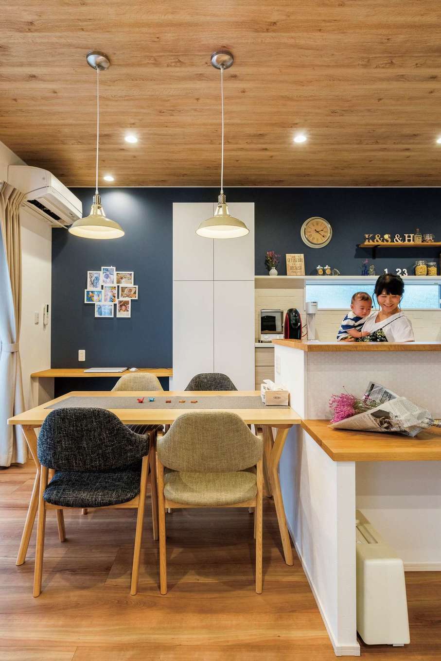 静鉄ホームズ【デザイン住宅、子育て、間取り】DKは藤枝展示場を参考にした。ダイニングテーブルから右手のトイレ、浴室までが直線で結ばれ、忙しい奥さまの負担を軽減する。目の届く場所で過ごす時間が増えるよう、カウンターや奥のテーブルなど宿題やパソコンのためのスペースを用意