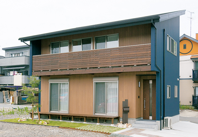 印象はシャープだが、袖壁を出し、軒を大きく伸ばしたフォルムは、いつもの『福工房』スタイル