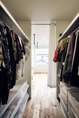 フリースペースに隣接したファミリークローゼット。洗濯物が乾いたらハンガーのまますぐにしまうことができ、移動距離も短くて済む