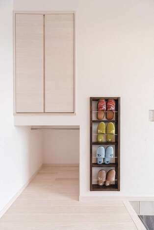 玄関ホールを美しく保てるように、スリッパニッチや、アウターを掛けるコーナーなども確保