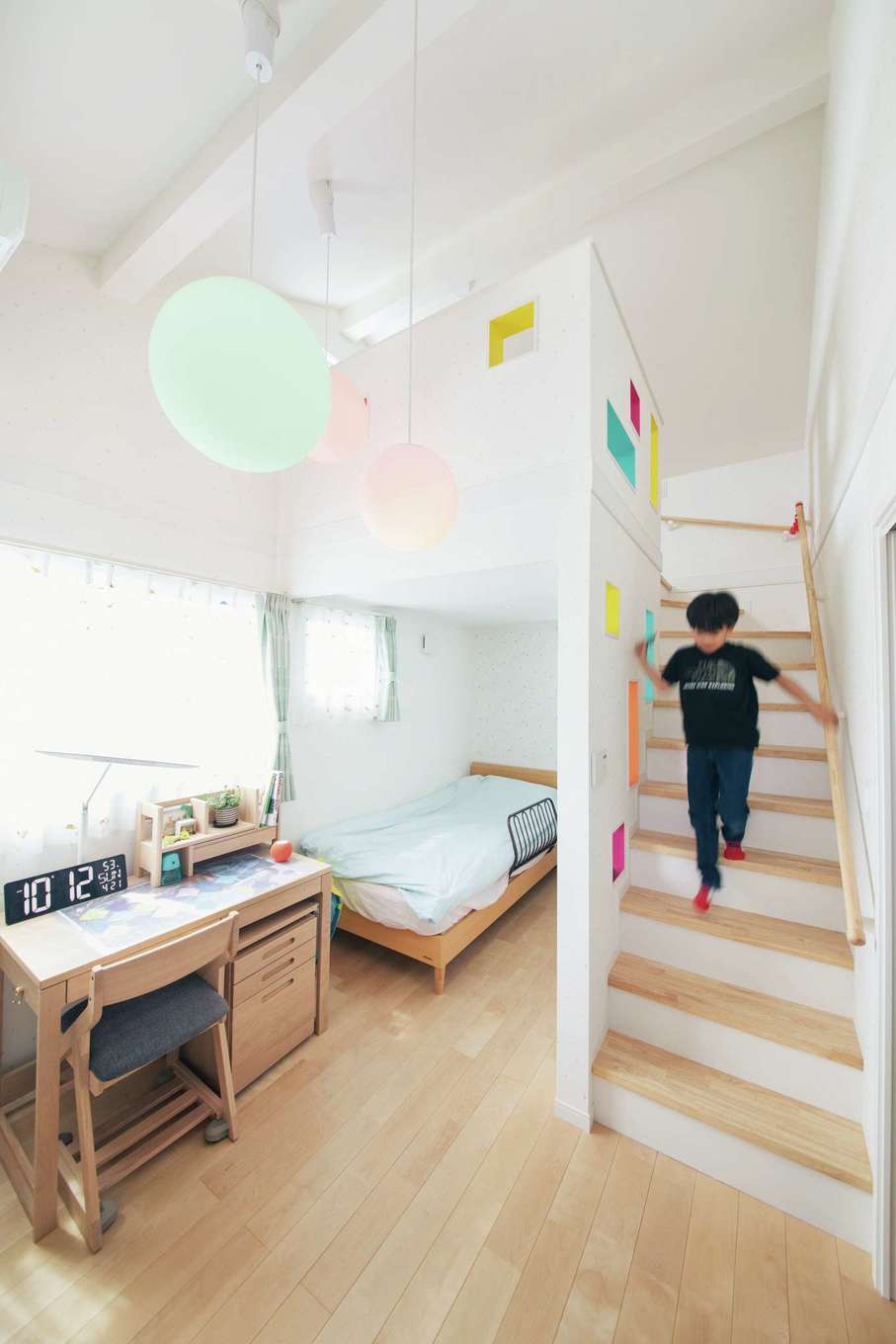 ハートホーム【デザイン住宅、子育て、間取り】子ども部屋のロフトは勾配天井の高さを活かしてスキップフロアに。勉強と遊びのゾーニングにも有効