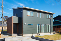 木目調をアクセントにしたことで、温かみのある落ち着いた印象に