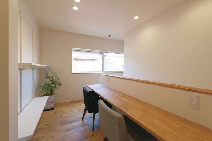 2階に設けられた図書コーナー。背後には棚を用意