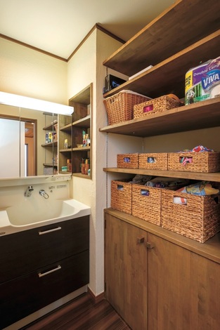 お風呂上がりにうろうろしなくても済むよう、洗面脱衣所に家族全員のパジャマや下着が入る収納棚を造作