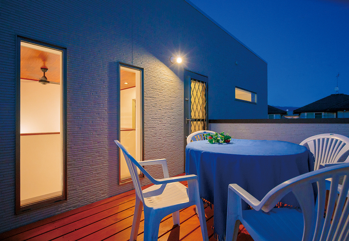 家族やゲストの笑顔が弾けるスカイバルコニー。バーベキューやオープンカフェ、 花火鑑賞や天体観測など、多目的に楽しめるゴキゲンな空間