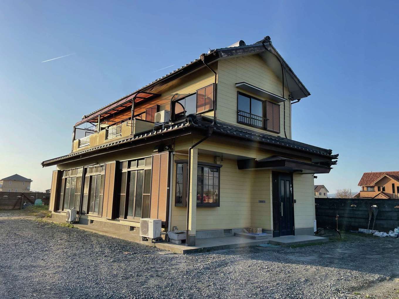 古びた印象の外観。1階は単世帯住宅から2世帯住宅へと改装。