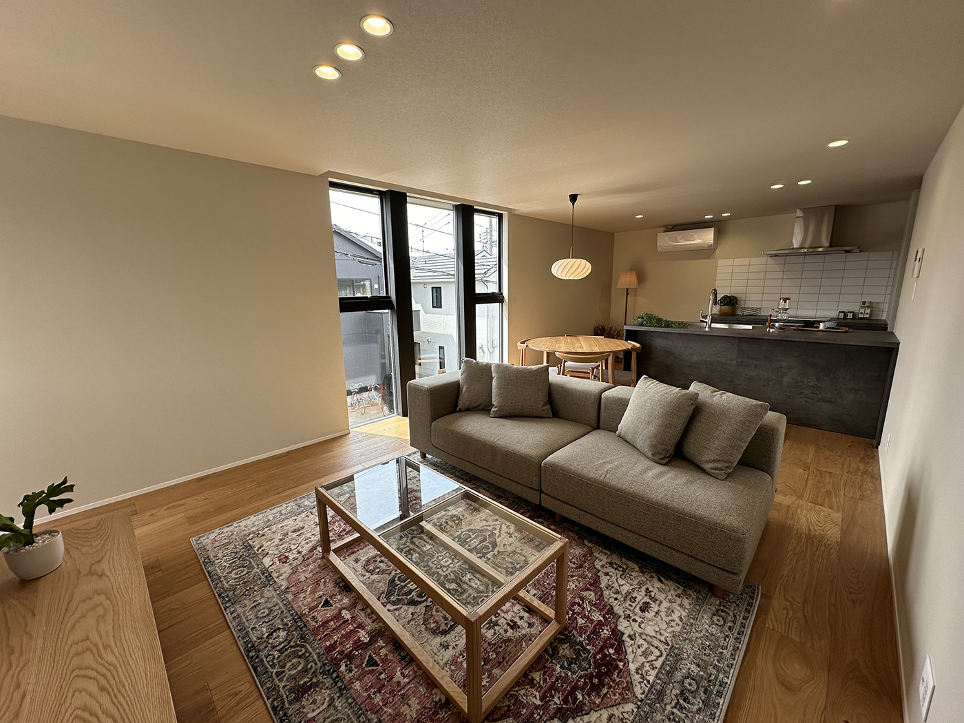 BASE.trip【デザイン住宅、間取り、インテリア】17畳の2階LDK。肌触りのいい床は無垢のオーク材。2,200mmの天井高でも、ハイサッシとカーテンBOXを採用したことで圧迫感がなく、ゆったりと過ごせる。リビングを2階に配置したので、外からの視線を気にせず、開放的に暮らすことができる