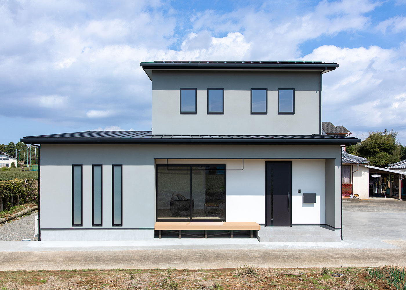 KUREKEN HAUS（榑林建設）【デザイン住宅、収納力、ペット】外観のトーンは室内のインテリアに合わせて決定。リビングの窓を開けるとフラットにつながるデッキや庭はセカンドリビングとしても活躍。夜はお酒を楽しみながら、癒しの時間を過ごすことも