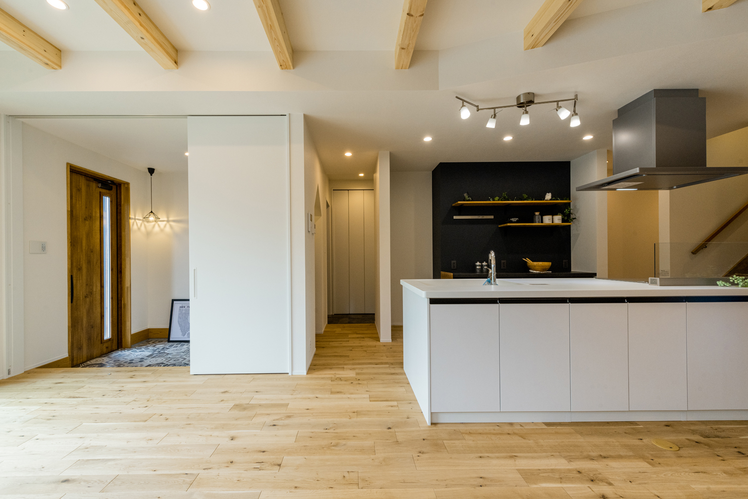 SEVEN HOUSE/セブンハウス【デザイン住宅、趣味、間取り】玄関を入ると、すぐにリビングダイニング。キッチン横の通路は洗面室と脱衣室につながっている