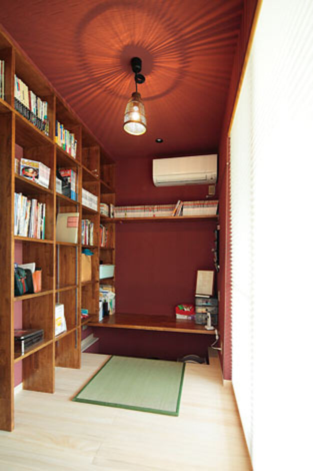 ご主人の書斎。床材は足触りがやわらかな桐。夜には更に落ち着く風合いの薩摩中霧島壁は人にも地球にもやさしい天然素材