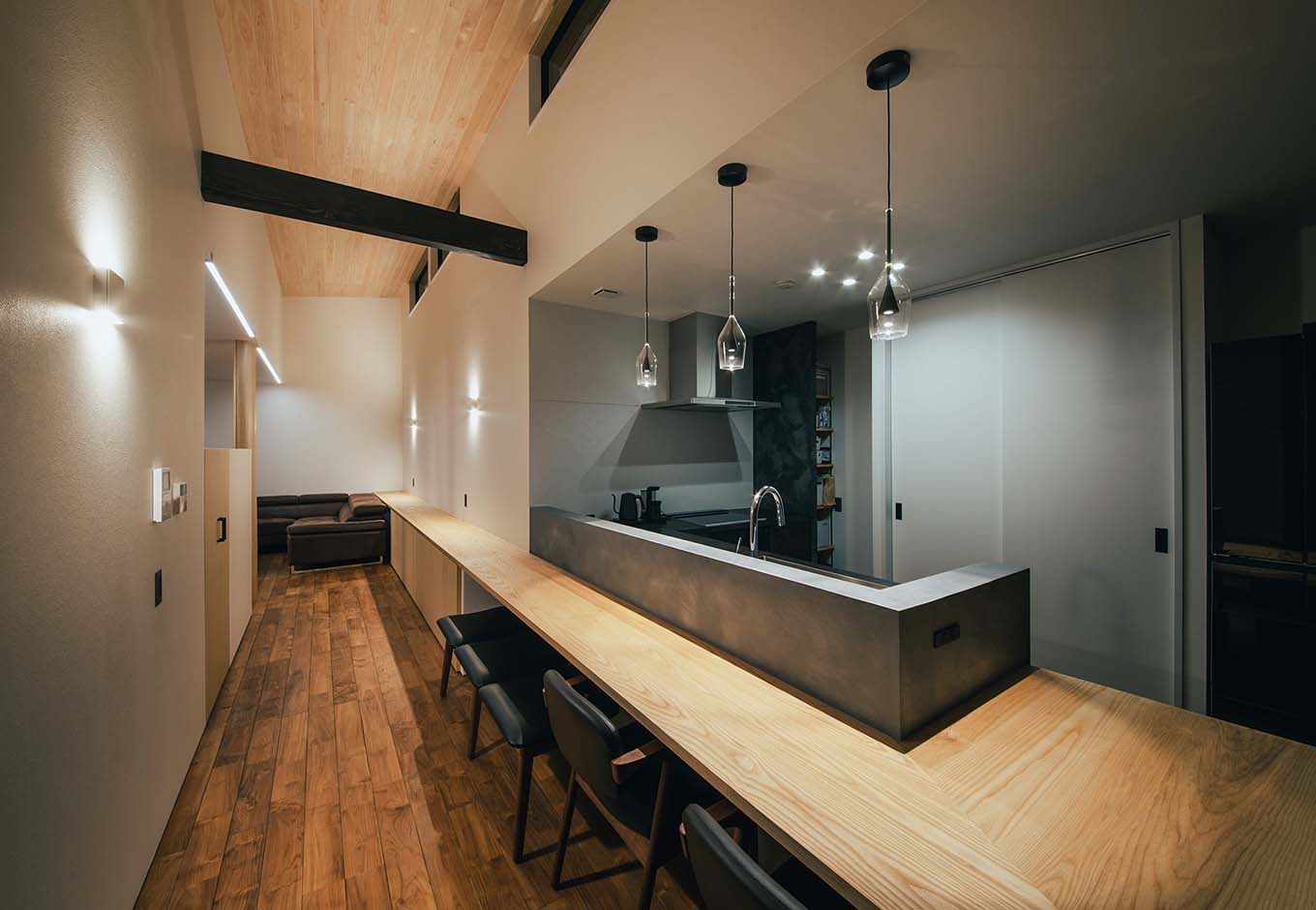 平屋建築ブルーハウス【デザイン住宅、建築家、平屋】間接照明をメインに構成された照明計画は、とても大人な雰囲気。落ち着いた空間にしたい方におすすめ