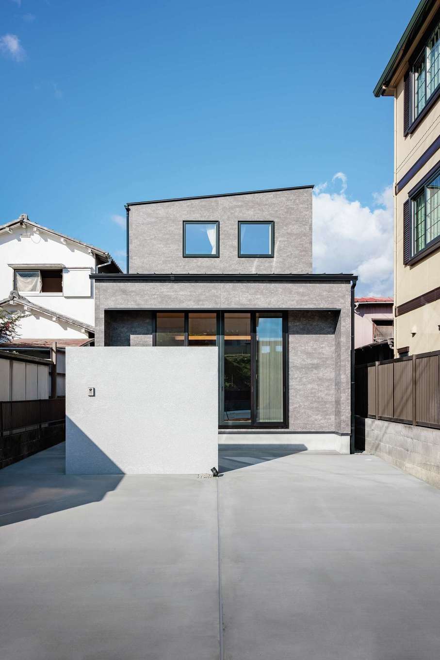 tact design firm【デザイン住宅、間取り、インテリア】片流れ屋根のスタイリッシュな外観。グレーの外壁は太陽の力で付着した汚れを分解し、雨水で洗い流す光セラを採用