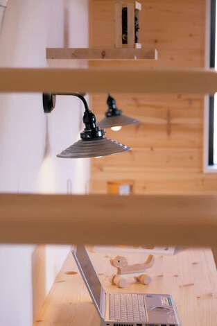 住まいるコーポレーション｜スタディコーナーの照明はアイアンのストリップ階段を意識してコーディネート