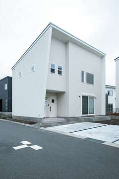 内観同様ホワイトでまとめた外観はシンプルかつモダンな表情。軒と袖壁による縁取りが、ほどよい個性に