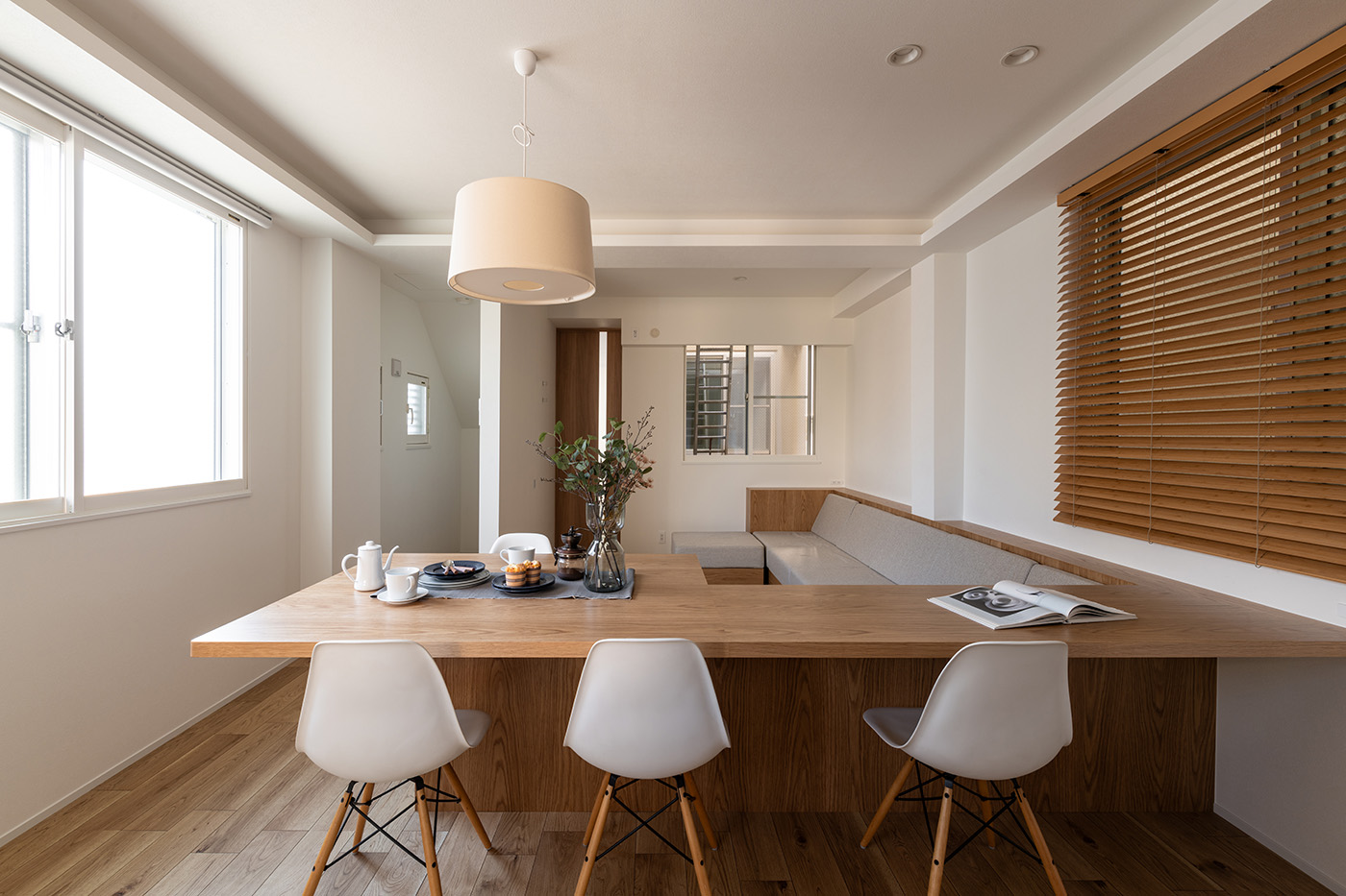 la CASA（ラ・カーサ）｜折り上げ天井と間接照明を採用したリビングダイニング。木のぬくもりを感じるカフェのような、おしゃれで落ち着いた雰囲気に仕上がった