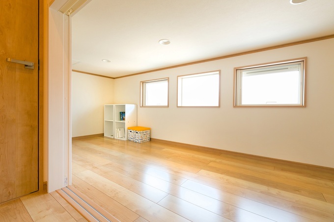 2階のフロアとフラットに作られた、収納空間「E-BOX」。ワイドスパンの開口部とゆとりある空間で、荷物の出し入れも楽々。小さなお子さんのお遊び＆スタディコーナーにも活用可能