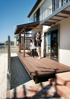 リビングからも和室からも出入りできる大きなウッドデッキ。木の格子塀で視線をやわらかくカットしているので、バーベキューや子どもプールを思う存分楽しめる