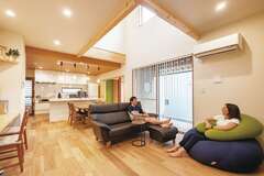 伝統の技巧を施した木の香漂う和モダン建築